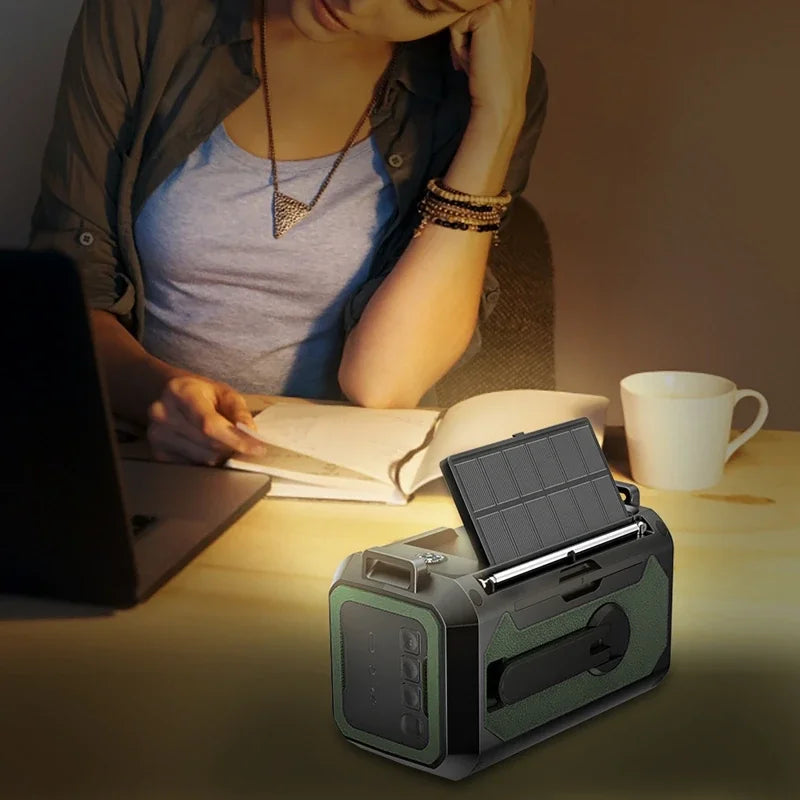 PowerWave Pro | De Onmisbare Noodradio met Zonnepaneel en Handcrank